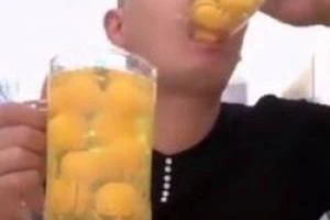 خوردن تخم مرغ خام 