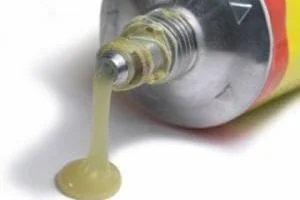 پاک کردن لکه چسب قطره ای