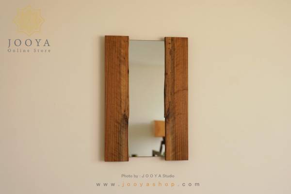 آینه با قاب چوبی