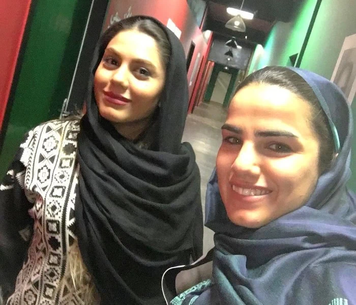 آزاده زارعی در کنار فرشته کریمی
