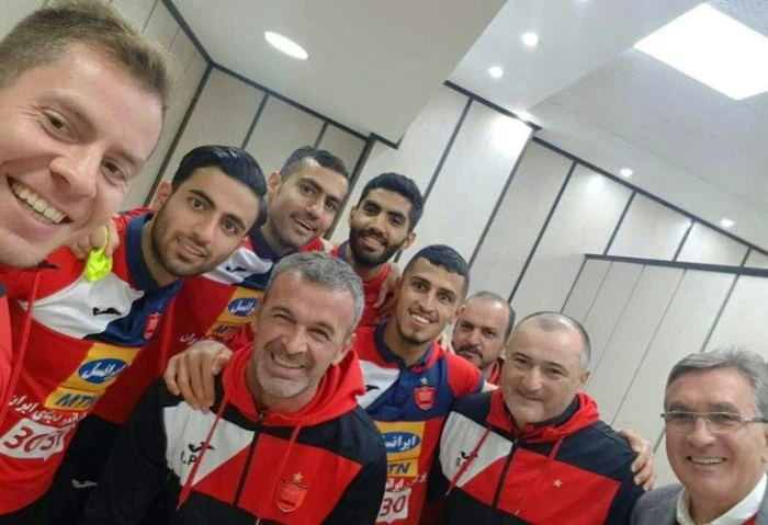 برانکو در کنار اعضای تیم پرسپولیس