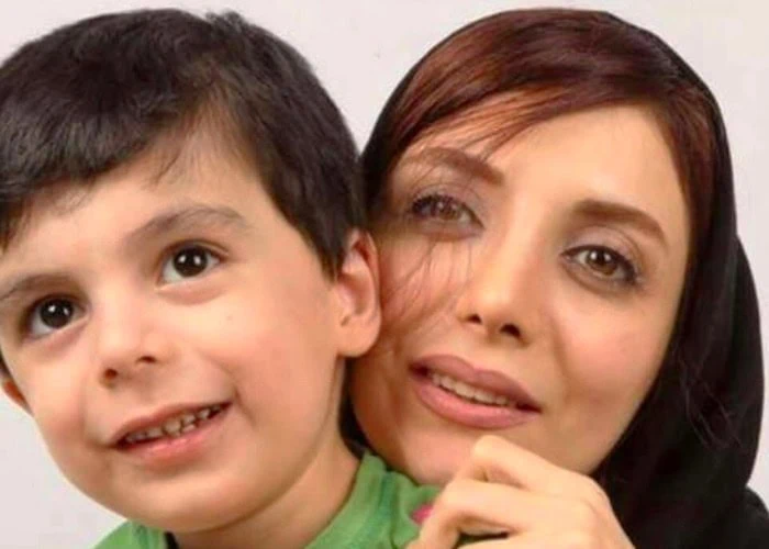 رویا میرعلمی در کنار پسرش