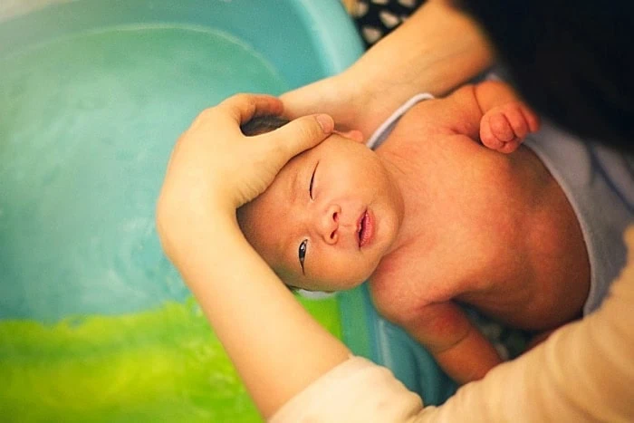 حمام کردن نوزاد تازه متولد شده