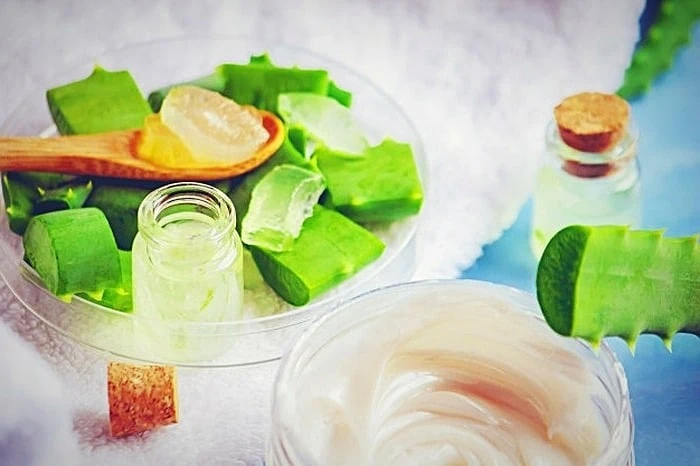 خاک رس و آلوئه ورا