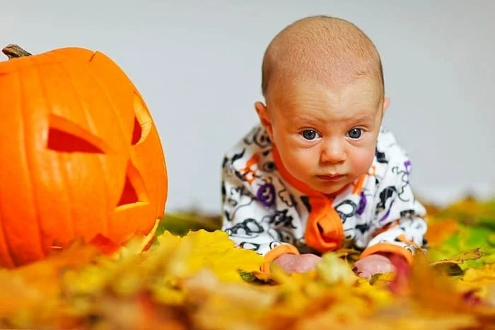 خیره شدن نوزاد به سقف