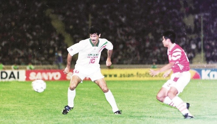 علی دایی در زمین فوتبال