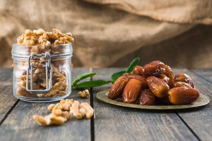 گردو و خرما برای توپک خرما و بیسکویت گردو و خرما