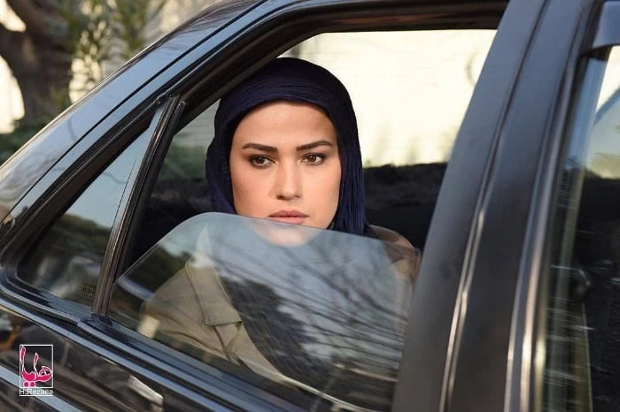 بیوگرافی لادن مستوفی