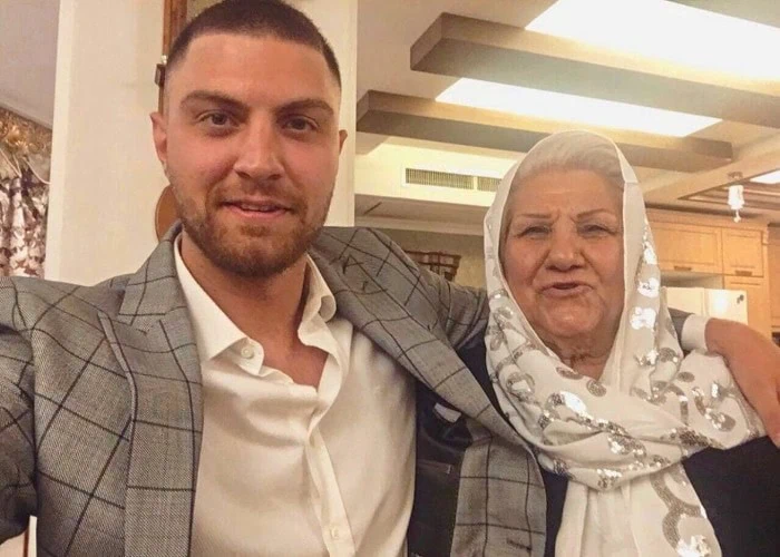 امیرحسین فتحی و مادر بزرگش