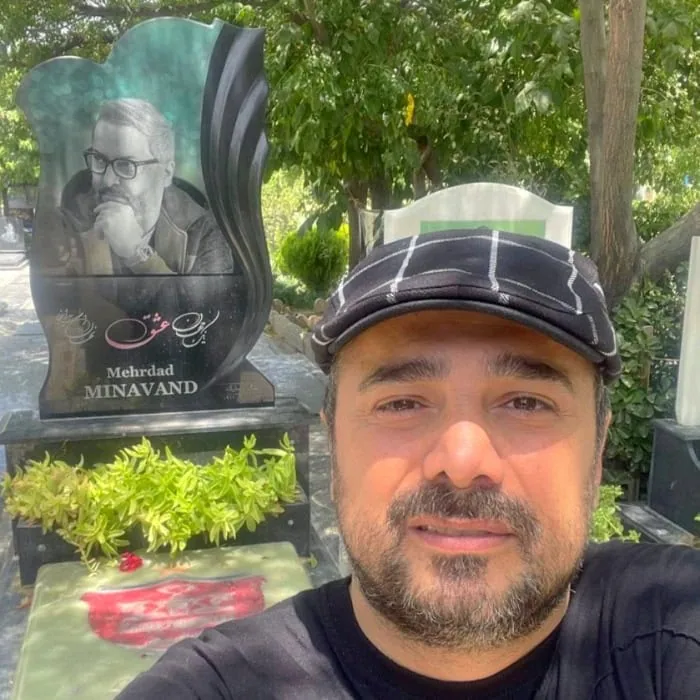 سپند امیرسلیمانی کنار مزار مهرداد میناوند