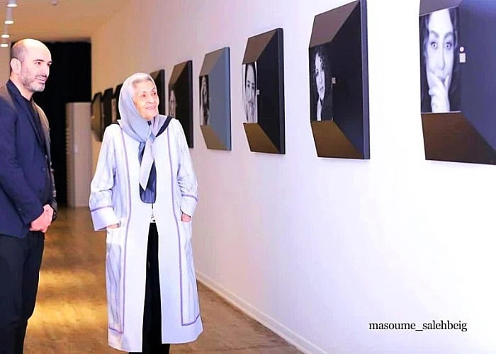 ژاله علو در نمایشگاه