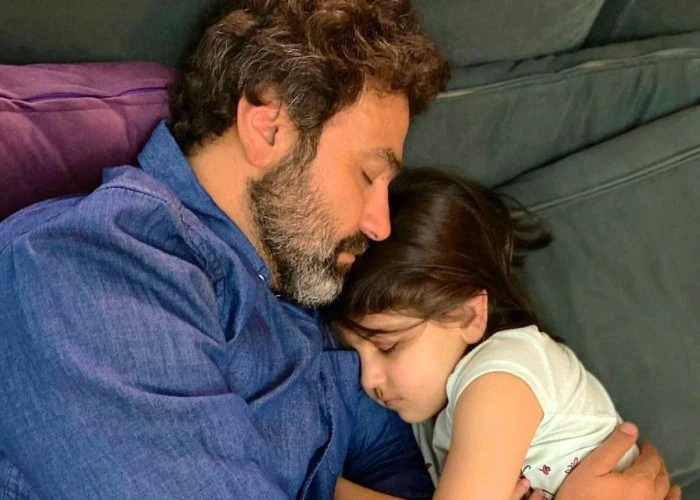 آرش مجیدی در آغوش دخترش