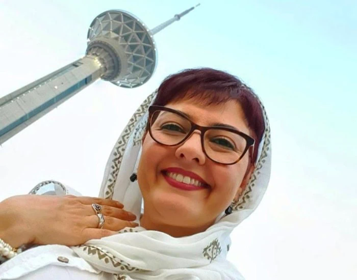 آناهیتا همتی در کنار برج میلاد