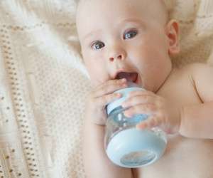 آب خوردن نوزاد