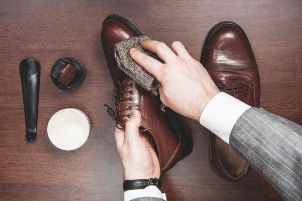 روش پاک کردن لکه قهوه از روی کفشهای مختلف