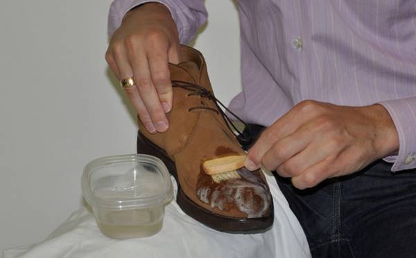 روش پاک کردن لکه قهوه از روی کفشهای مختلف
