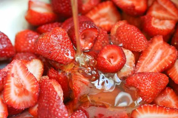 رفع سوزش بعد اصلاح با توت