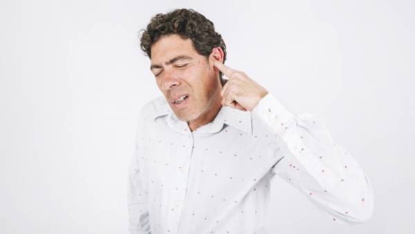 ارتباط گوش و حالت تهوع استفراغ در صبح