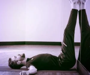 چسباندن پاها به دیوار