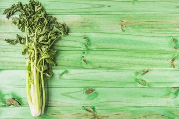 درمان عفونت لثه کرفس برای لثه