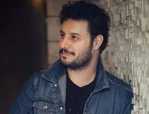 جواد عزتی