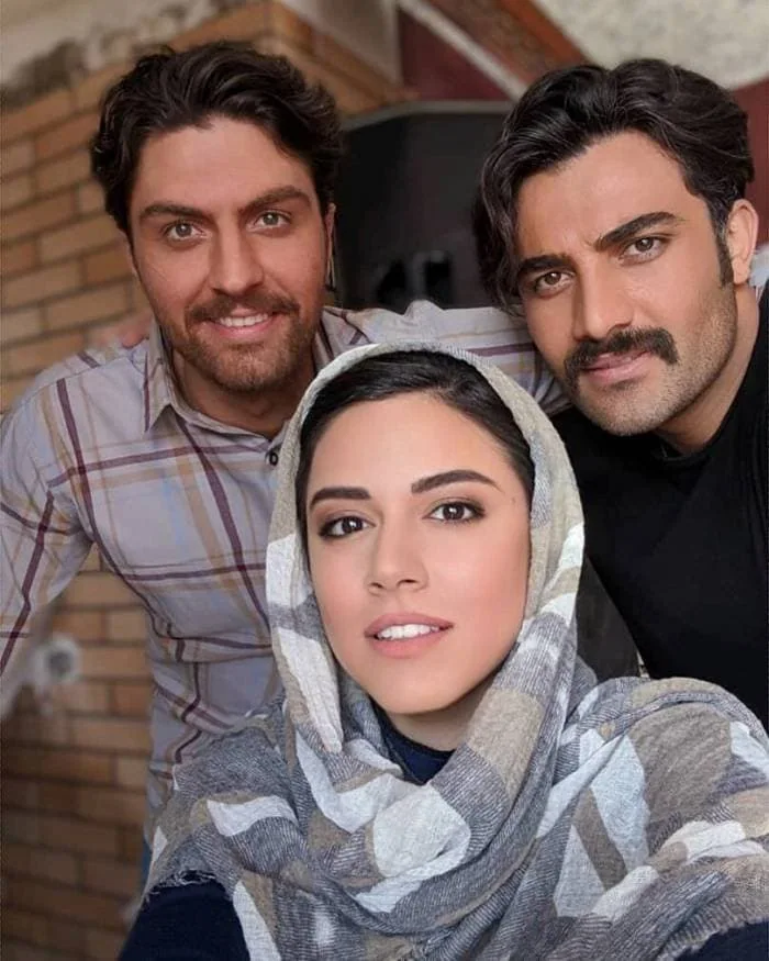 بازیگران آنجا همان ساعت