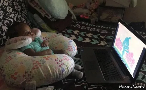 کودک درحال تماشای تلویزیون عکسهای جالب و خنده دار بچه ها