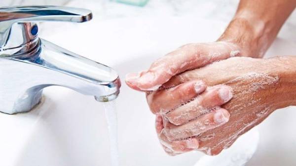 روشهای ساده برای پاک کردن چسب قطره ای از روی پوست دست