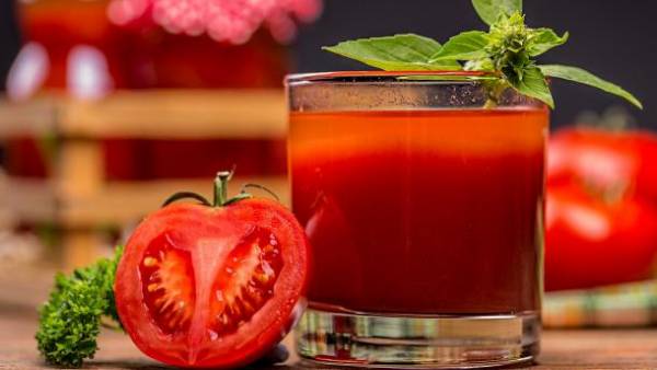 خواص آب گوجه فرنگی که معجزه می کند!