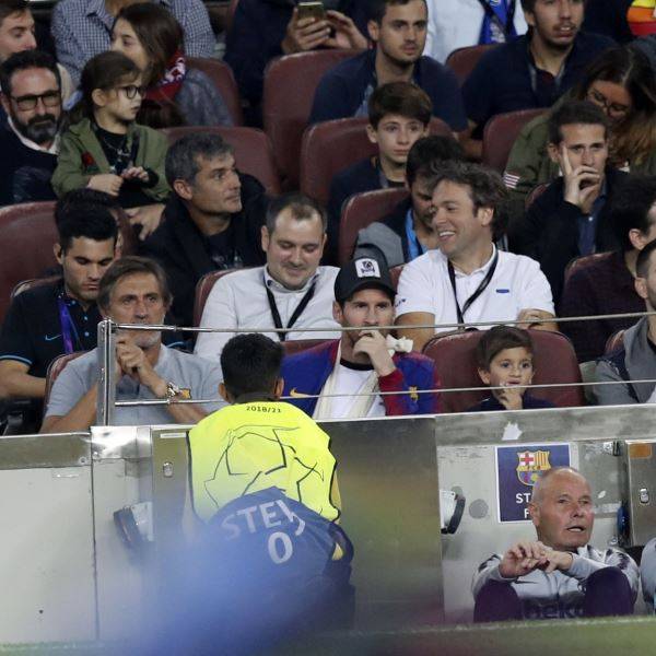 پسر لیونل مسی در بین هواداران بارسلونا 