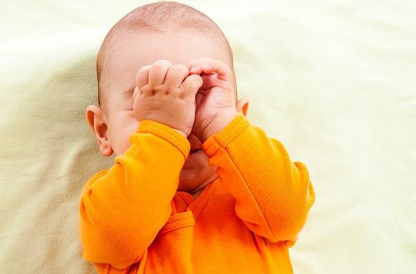 مالیدن چشم کودک و نوزاد نشانه چیست؟