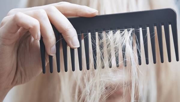 8 عادت غلطی که باعث چرب شدن موها می شوند