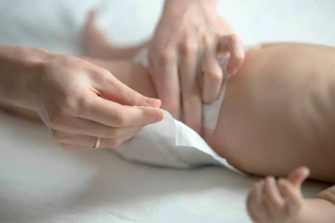 روش صحیح تعویض پوشک بچه تعویض پوشک بچه