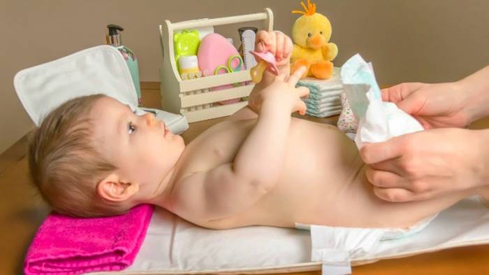 عوض کردن پوشک نوزاد تعویض پوشک بچه