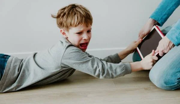 دور کردن موبایل از کودکان جدایی کودک از موبایل