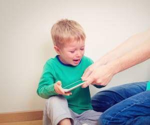 دور کردن موبایل از کودک