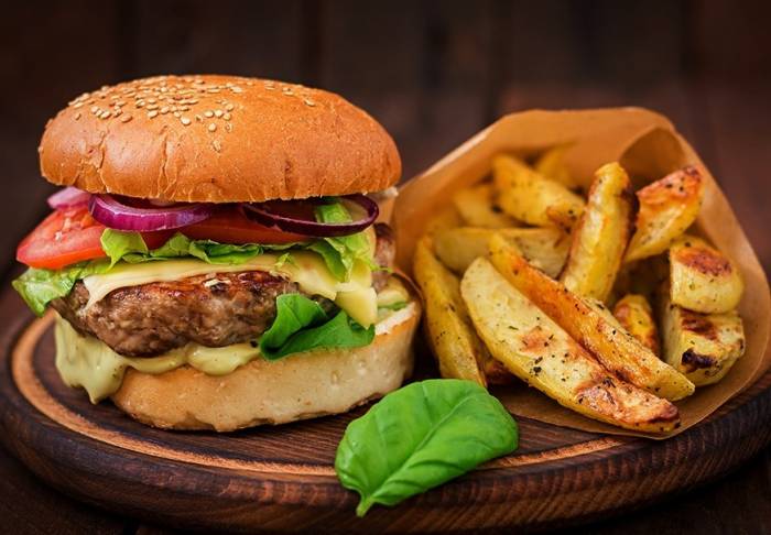همبرگر از غذاهای مضر برای کبد همبرگر