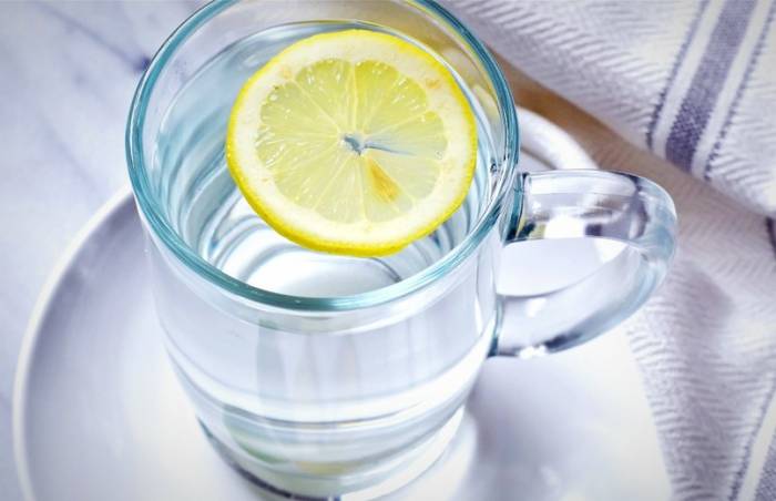 آب گرم و لیمو برای پاکسازی کبد آب و لیمو