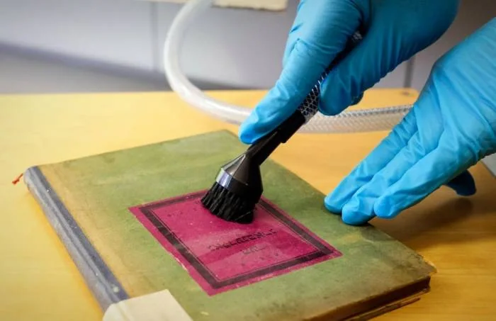 تمیز کردن کتاب قدیمی پاک کردن کتاب