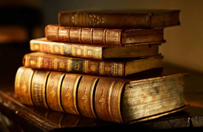 تمیز کردن کتاب جلد چرمی برای پاک کردن کتاب