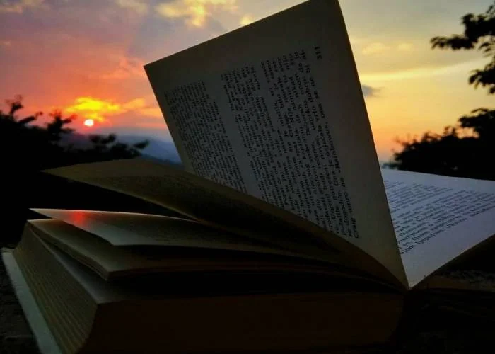 گذاشتن کتاب ها در فضای آزاد کتاب مقابل نور