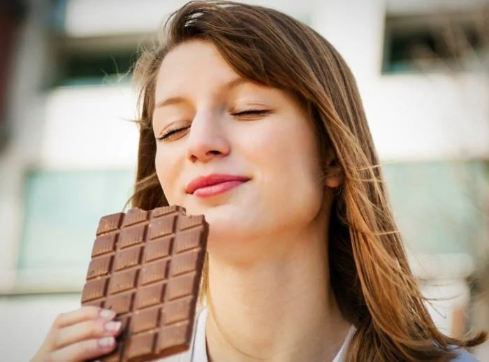 تاثیر خوردن شکلات در درمان کم رویی مصرف شکلات