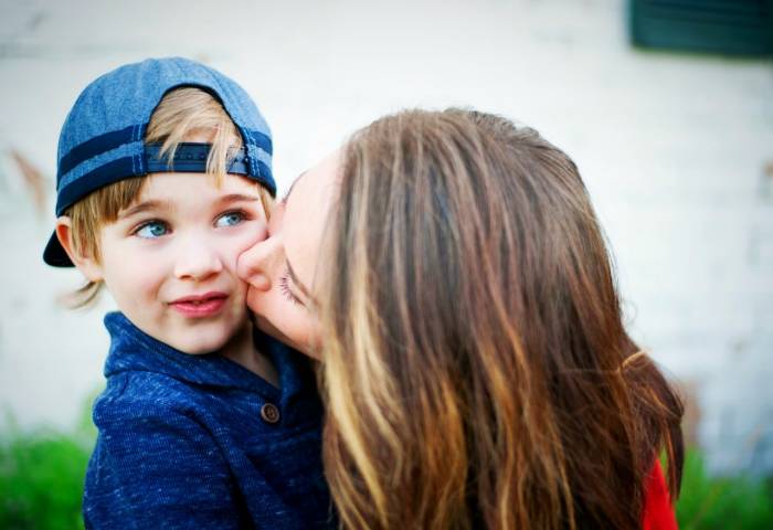 فواید بوسه برای بهبود گوارش کودک فواید بوسیدن کودک