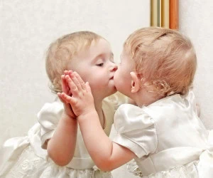 نگاه نوزاد به آینه