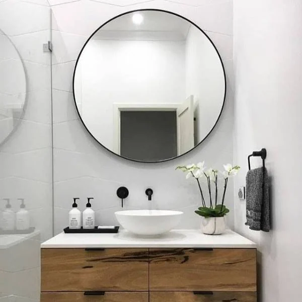 آینه بالای روشویی