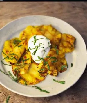 طرز تهیه دسر آناناس با کرم و نعنا