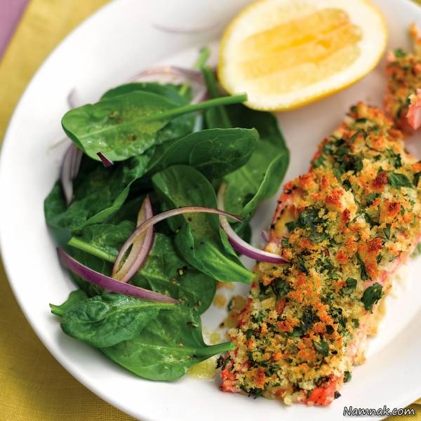 ماهی با رویه سبزیجات و سالاد اسفناج