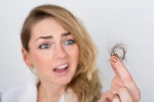دلایل ریزش مو در زنان