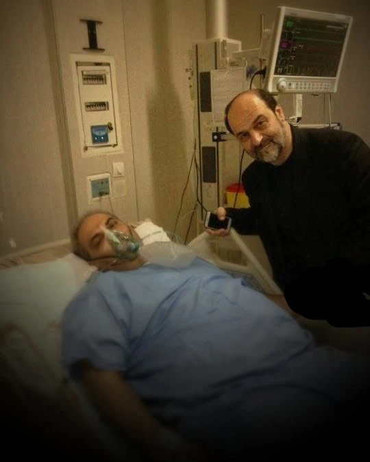 جواد خیابانی بر روی تخت بیمارستان