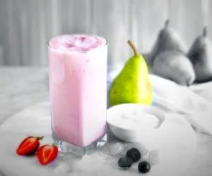 اسموتی گلابی و توت فرنگی